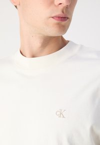 Calvin Klein Jeans HEAVY RELAXED TEE - Základné tričko - ivory