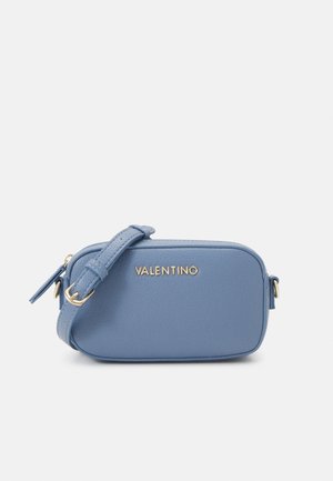 Borsa a tracolla in pelle blu con logo e tracolla dorati. Presenta una forma rettangolare, una texture liscia e una chiusura a zip.