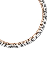 Collana a collare con anelli intrecciati in argento e oro rosa, superficie liscia, bordi arrotondati e finitura lucida.