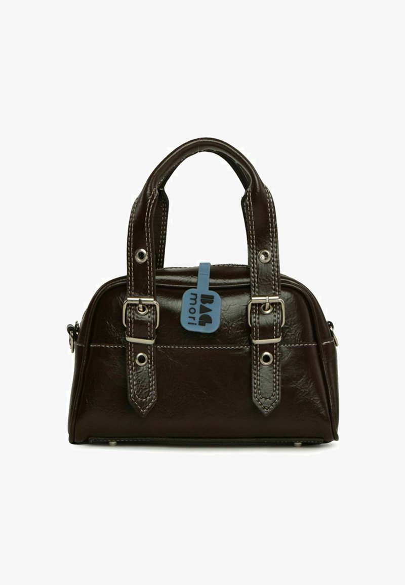 Sötétbarna bőr kézitáska dupla csatos pántokkal és kék címkével, amelyen a "Bag mori" felirat olvasható, fehér háttér előtt.