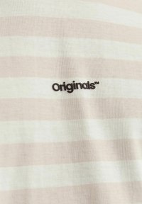 Camiseta de algodón ligera con rayas horizontales en color beige y blanco roto. Logotipo bordado de "Originals" en hilo oscuro en el pecho.