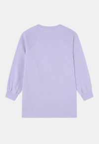 Mikina s dlouhým rukávem v jemné levandulové barvě, s raglánovými rukávy a žebrovanými manžetami, vyrobená z jemné bavlněné směsi.