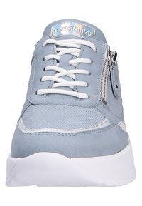 Baskets bleu clair en daim et maille, avec des lacets blancs, une fermeture éclair sur le côté et une semelle blanche arrondie avec un léger brillant.