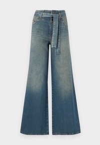 Wijduitlopende denim broek met een lichte naar donkere blauwe gradient, hoge taille, riemlussen en een bijpassende stoffen riem. Gestructureerde denimafwerking.