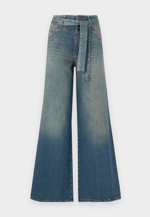 Pantaloni in denim a gamba larga con una sfumatura che va dal blu chiaro al blu scuro, vita alta, passanti per cintura e una cintura in tessuto coordinato. Finitura in denim strutturato.