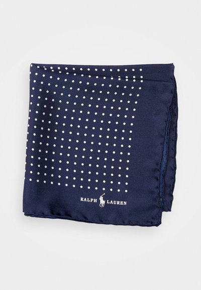 Žepna ruta iz temno modrega svilenega blaga z vzorcem belih pik. Logotip "RALPH LAUREN" je natisnjen vzdolž spodnjega roba. Gladek tekstura.
