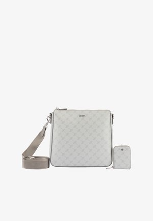 Bolso bandolera de cuero gris con patrón en relieve, cierre de cremallera, correa ajustable y una pequeña cartera a juego adjunta.