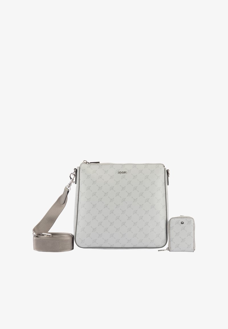 Szara skórzana torba na ramię z tłoczonym wzorem, zamkiem błyskawicznym, regulowanym paskiem oraz dołączonym dopasowanym małym portfelem.