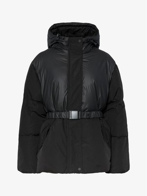 Chaqueta de plumas negra con una parte superior brillante, sección inferior mate, cintura ceñida con un cinturón y dos bolsillos frontales.