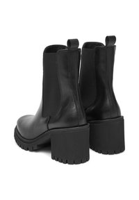 Czarne kozaki Chelsea z gładką skórzaną cholewką, elastycznymi bocznymi panelami oraz masywnym, teksturowanym obcasem na klocku. Podeszwa zewnętrzna z bieżnikiem z gumy.