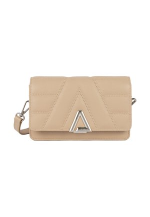 Beige Leder Umhängetasche mit gesteppter geometrischer Musterung, dreieckigem silbernen Hardware-Akzent und abnehmbarem Tragegurt.