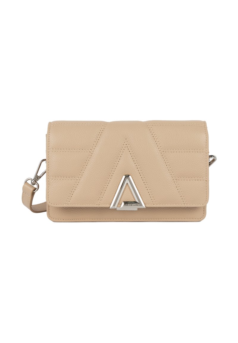 Borsa a tracolla in pelle beige con motivo geometrico trapuntato, rifiniture triangolari in metallo argentato e tracolla rimovibile.