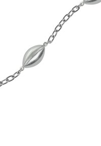 Chaîne en argent composée de maillons métalliques brossés oblongs alternant avec des perles lisses et arrondies. Design élégant avec une finition polie.