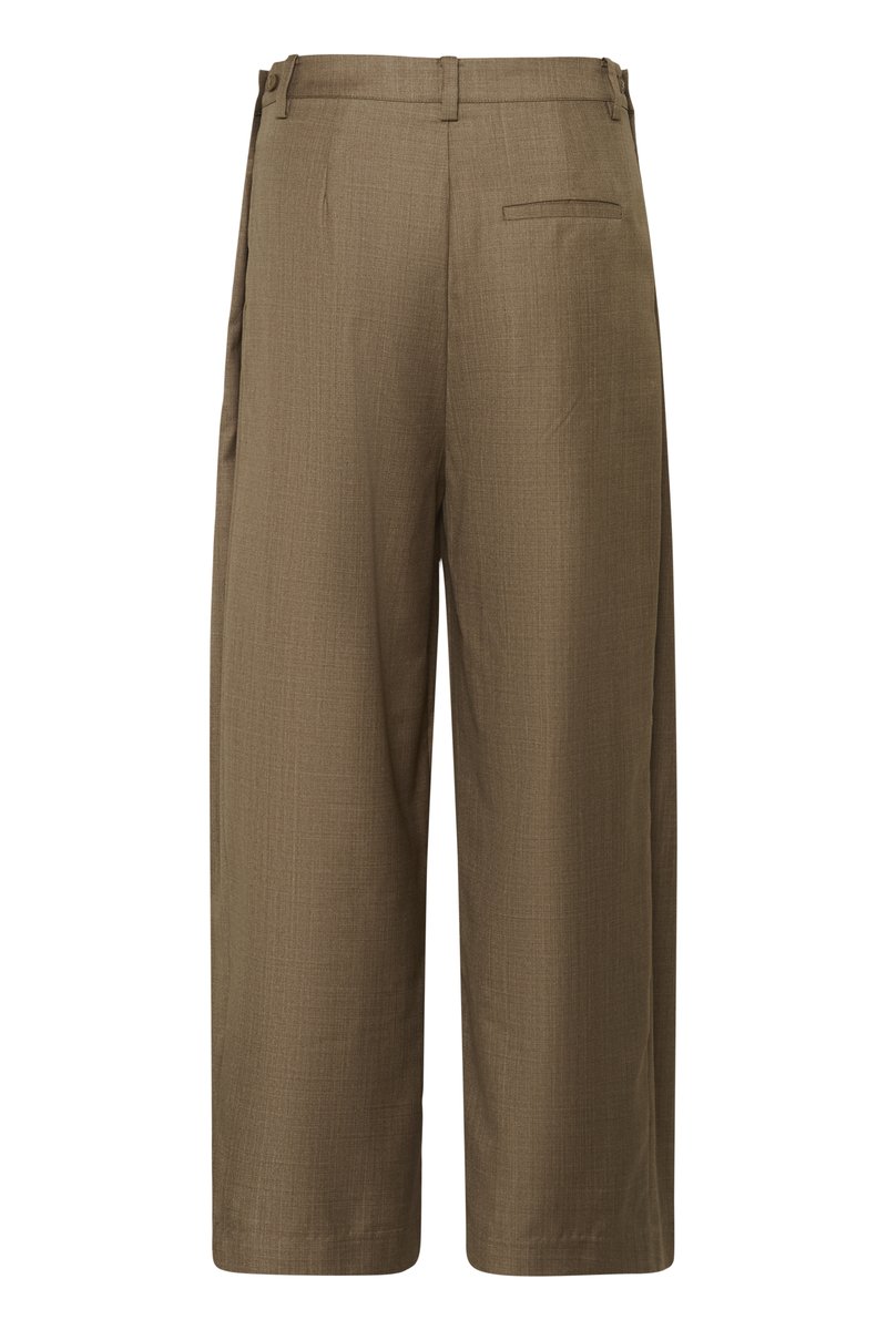 Pantalon large marron avec passants pour ceinture, une poche passepoilée à l'arrière, et un motif de tissu texturé.