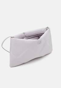Calvin Klein LOCK QUILT CLUTCH - Borsa a tracolla - iris
