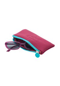 Fioletowe okulary przeciwsłoneczne częściowo widoczne w bordowym etui na zamek z turkusowym suwakiem. Etui ozdobione jest wyczuwalnym logo.