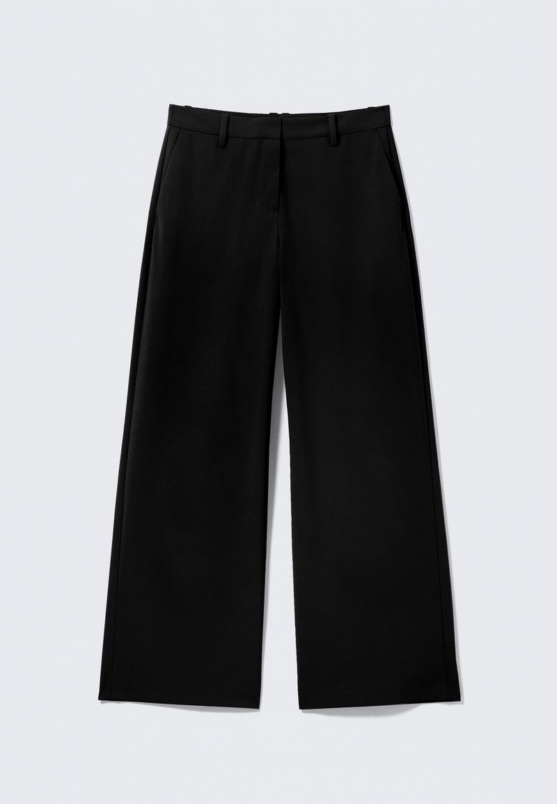 Pantalon noir à jambes larges en tissu lisse. Comprend des poches avant et une taille ajustée avec passants pour ceinture. Design épuré et minimaliste.