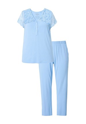 Pigiama azzurro chiaro composto da un top a maniche corte con dettagli in pizzo, scollatura rotonda e bottoni, abbinato a pantaloni con vita elasticizzata.