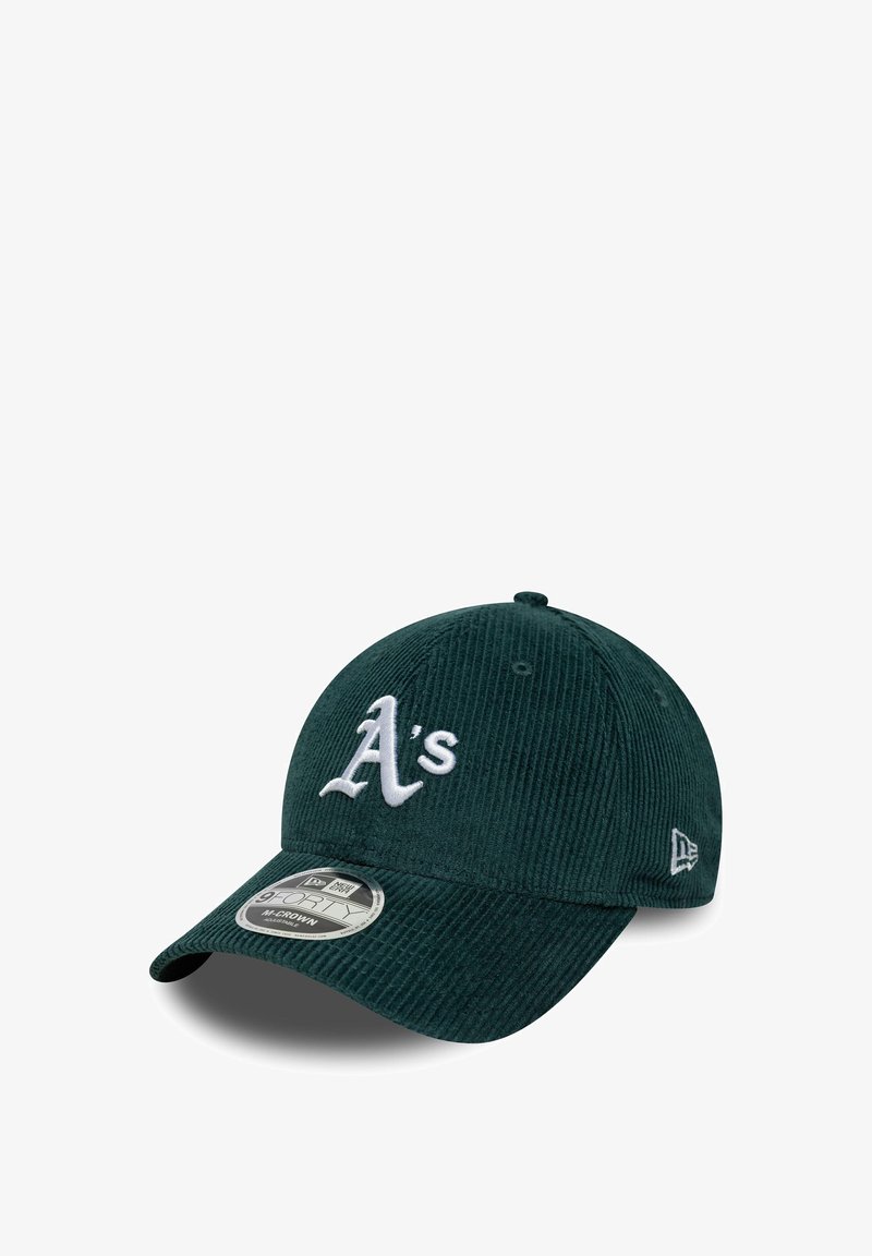 Gorra de béisbol de pana de color verde oscuro con un logotipo bordado en blanco de "A's" en la parte frontal y visera curvada. Presenta un cierre a presión y un acabado texturizado.