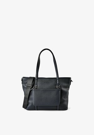 Bolso tote de cuero negro con dos tirantes para el hombro, una correa cruzada ajustable y un bolsillo frontal con cremallera.