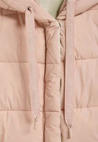 Giacca imbottita rosa con chiusura a zip, dotata di due cordini con il marchio "POLO CLUB" e una texture morbida e liscia.