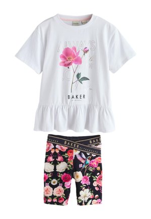 Weißes Kurzarmtop mit pinker Blume und Text, kombiniert mit schwarzen Leggings mit Blumen- und Kolibri-Print und elastischem Markenbund.