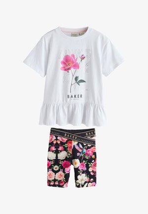 Weißes Kurzarmtop mit pinker Blume und Text, kombiniert mit schwarzen Leggings mit Blumen- und Kolibri-Print und elastischem Markenbund.