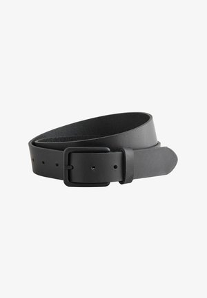 Schwarzer Ledergürtel locker gerollt mit mattschwarzer rechteckiger Schnalle und mehreren Einstelllöchern auf weißem Hintergrund.