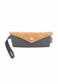 Grijs stoffen zakje met een kurken bovenkant en een drukknoopsluiting, voorzien van een zijhandvat en een subtiele merklabel. Overal een gladde textuur.