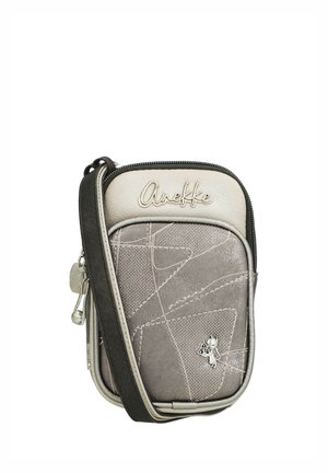 Bolso pequeño gris y beige de bandolera con costuras abstractas, logotipo "Anekke" y un pequeño colgante de gato sosteniendo una bolsa en el bolsillo delantero.