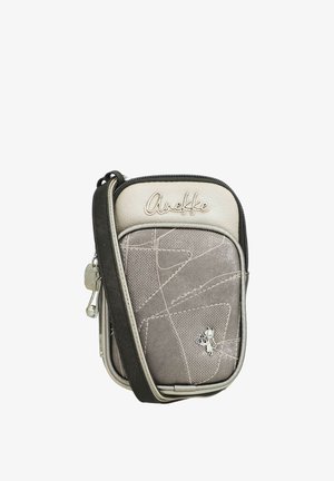 Bolso pequeño gris y beige de bandolera con costuras abstractas, logotipo "Anekke" y un pequeño colgante de gato sosteniendo una bolsa en el bolsillo delantero.