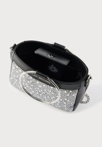 Μαύρη τσάντα χειρός από συνθετικό δέρμα με υφασμένο ασημένιο σχέδιο, ασημένια λεπτομέρεια με κρίκο και εσωτερική τσέπη. Διαθέτει αλυσίδα για ιμάντα.