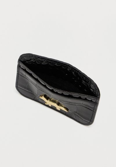 Μαύρο πορτοφόλι από δέρμα με ανάγλυφο κροκόδειλο με κομψό σχέδιο και χρυσές λεπτομέρειες. Η εσωτερική επένδυση είναι από μαλακή, μαύρη υφή. Ανοιχτή θέα.