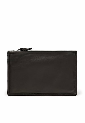 Pochette in pelle nera con una superficie liscia, chiusura con zip e un accento annodato sul tirante della zip; forma rettangolare con bordi puliti.