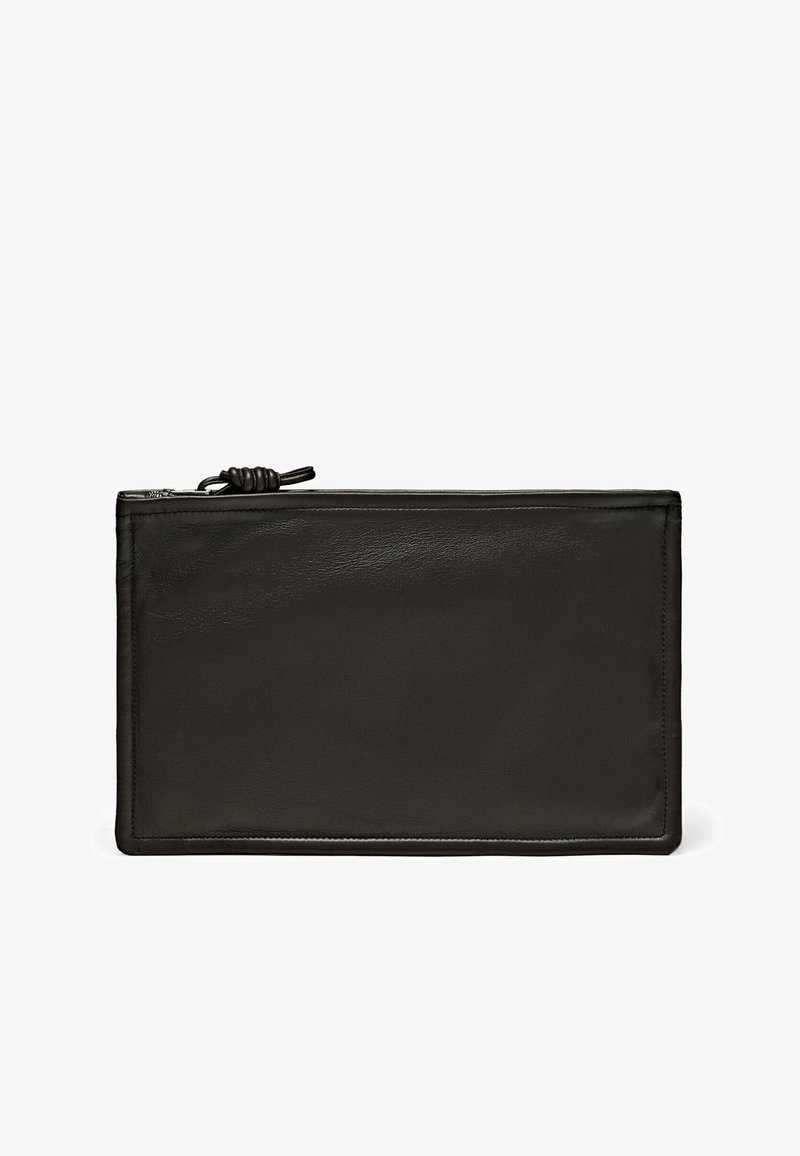 Pochette in pelle nera con una superficie liscia, chiusura con zip e un accento annodato sul tirante della zip; forma rettangolare con bordi puliti.