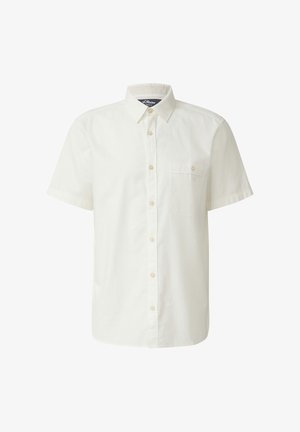 Weißes Kurzarmhemd mit spitzem Kragen und einer Brusttasche, vor einfachem Hintergrund präsentiert.