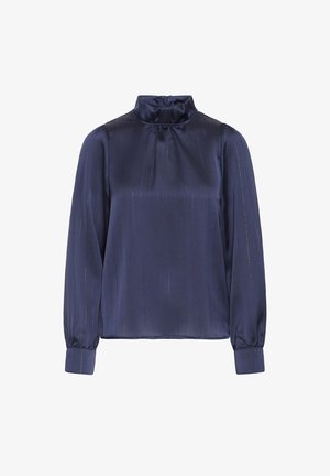 Mørkeblå satinbluse med høj krave, lange ærmer og subtile lodrette striber. Har samlet detaljer ved kraven og manchetterne.