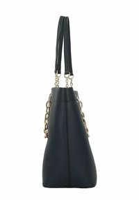 Tmavě zelená kožená taška s texturovaným povrchem, zúženým tvarem, dvojitými popruhy a zlatými řetízkovými doplňky. Má prostorný design s otevřeným vrchem.