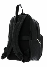 Sac à dos noir avec matériau texturé et logo en relief, bretelles rembourrées, compartiments zippés et dos en mesh pour la ventilation.