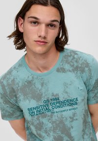 QS MIT ALL-OVER - T-shirt print - helles türkis