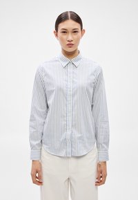 Cămașă cu mâneci lungi și nasturi, cu dungi verticale albastre și albe, guler clasic și mansete cu nasturi. Textură fină de bumbac.