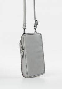 Graue Leder-Umhängetasche mit rechteckiger Form, Reißverschluss und dünnem Tragegurt. Glatte Textur, minimalistisches Design und keine Muster.