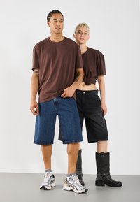 YOURTURN UNISEX BASIC GARMENT WASHED - Jednoduché tričko - coffee bean