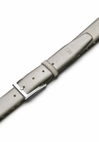 Silberner Leder-Gürtel mit glatter Textur, ausgestattet mit einer rechteckigen Metall-Schnalle und mehreren Anpassungslöchern entlang der Länge.