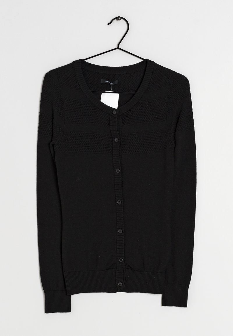 Cardigan noir à manches longues boutonné avec une section supérieure en maille texturée, suspendu sur un cintre noir contre un fond blanc.