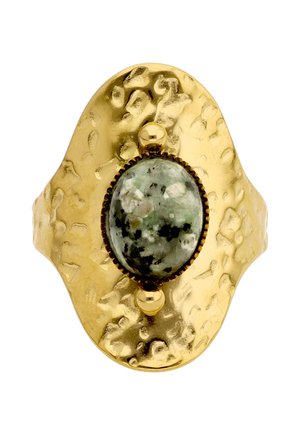 Gyldent tekstureret ring med en oval, grøn og sort plettet sten i midten, flankeret af to små gyldne perler.