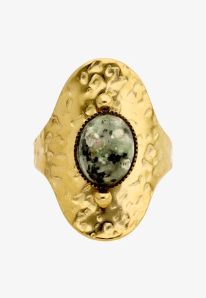 Inel texturat din aur cu o piatră ovală verde și neagră cu pete, așezată în centru, flancată de două bile mici din aur.