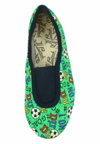 Groene instap schoen met grafische voetbalknoppen en meerkleurige tekst. Heeft een marineblauwe elastische band en een geweven stofinterieur.