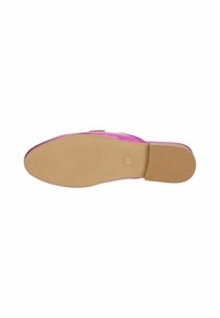 Scarpa metallica rosa con suola piatta, caratterizzata da una superficie liscia, forma arrotondata e tacco basso. Taglia contrassegnata come 37 sul fondo.