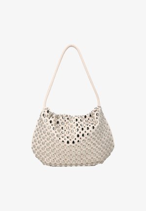 Crèmekleurige handtas met afgeronde vorm, korte riem en bedekt met reflecterende zilveren studs.